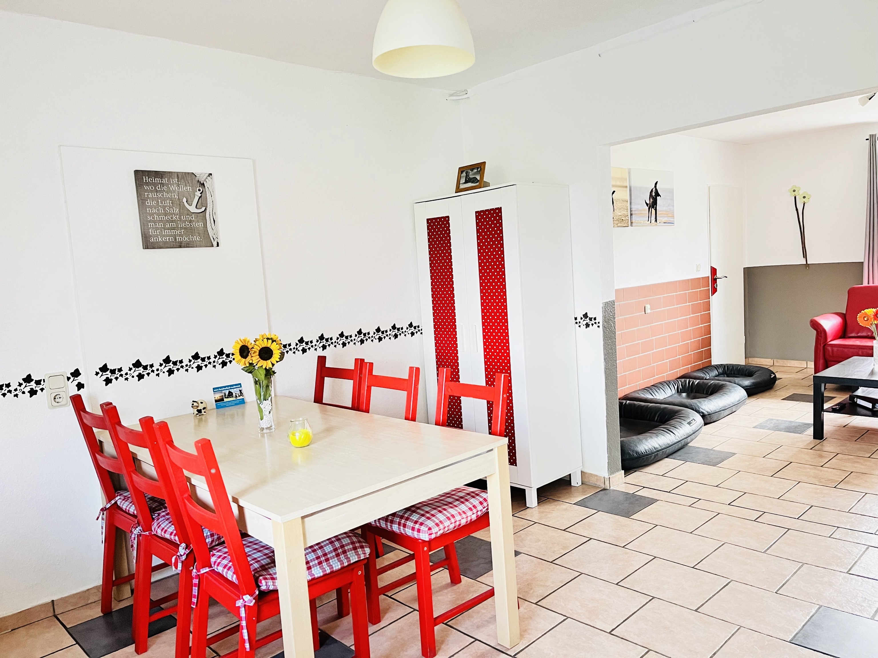 Küche und Teil des Wohnzimmers