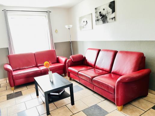 Wohnzimmer mit Sofas